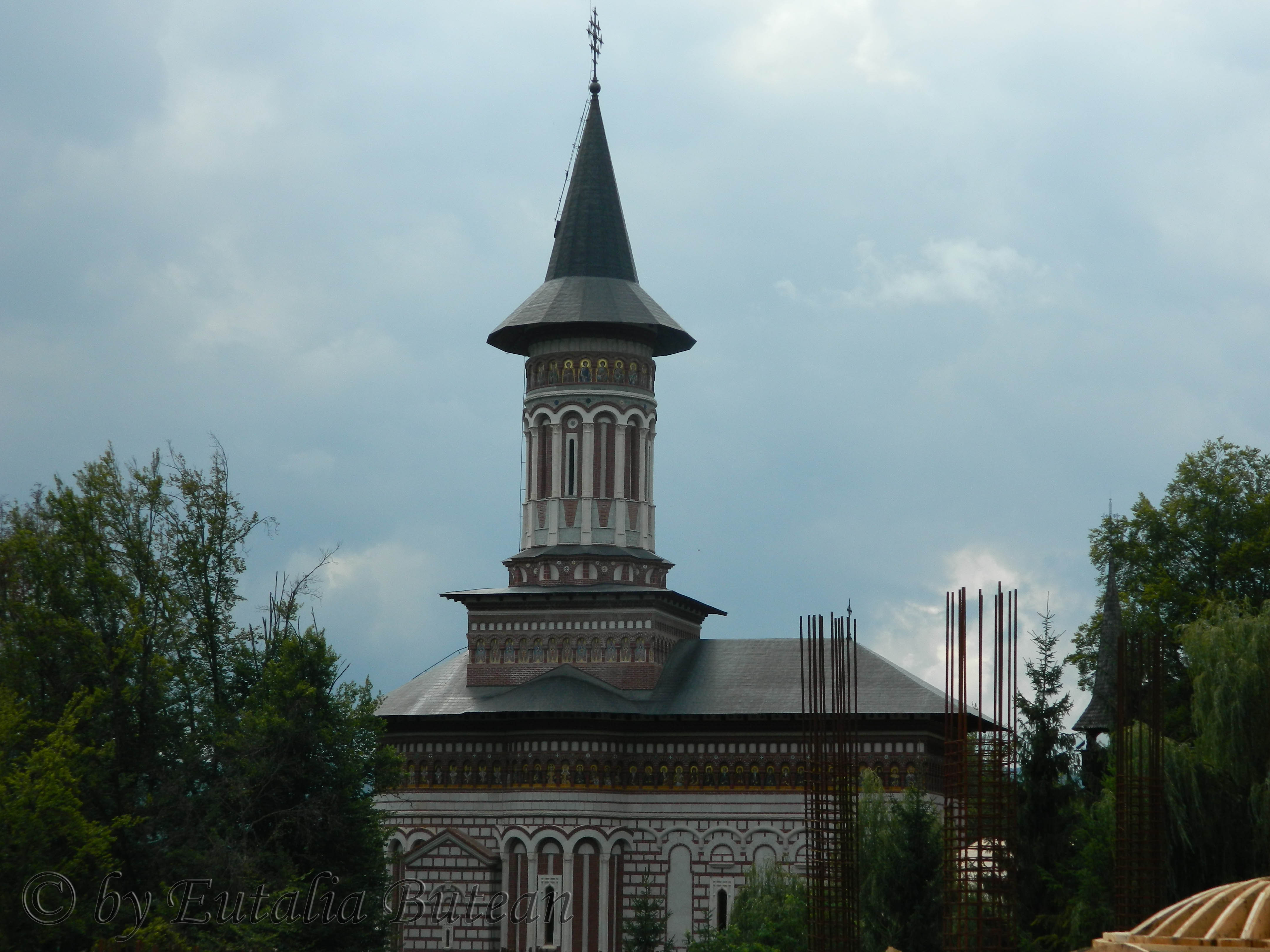 manastirea-sf-nta-ana-rohia-maramures-romania-turist-prin-romania