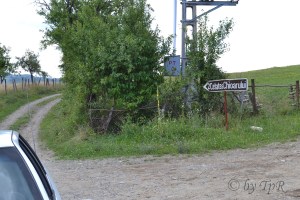 De aici se mai poate merge aproximativ 1 km cu masina