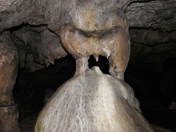 800px-Pestera_Muierii_(1)