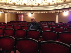 Actorul Alexandru Arșinel vizitând Teatrul Vechi Mihai Eminescu din Oravița