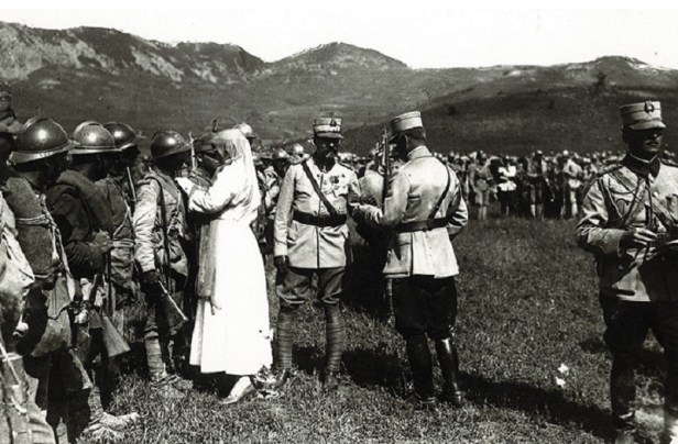CEREMONIA DE DECORARE A AVUT LOC LA TG. OCNA 30 AUGUST 1917 SURSA BIBLIOTECA DIGITALĂ NAȚIONALĂ REGINA DECOREAZĂ SOLDAŢII DISTINŞI ÎN LUPTELE PRIMULUI RĂZBOI MONDIA